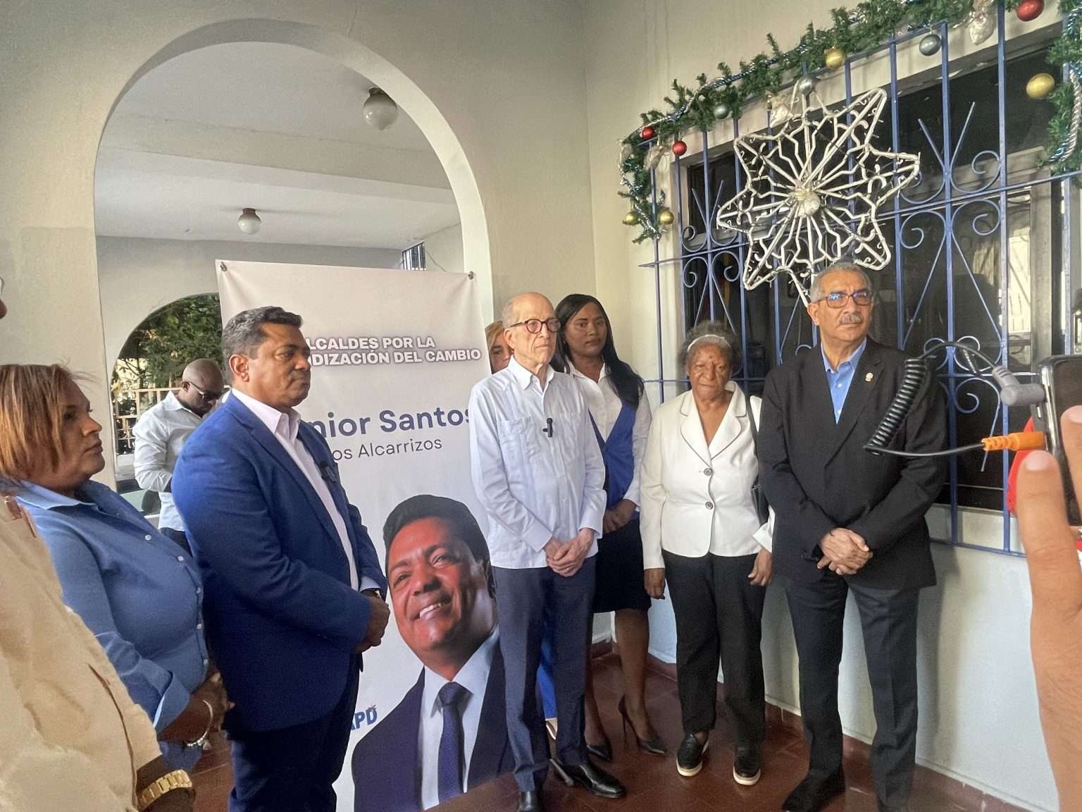 Max Puig presenta a Junior Santos como parte de «Alcaldes por la Profundización del Cambio»