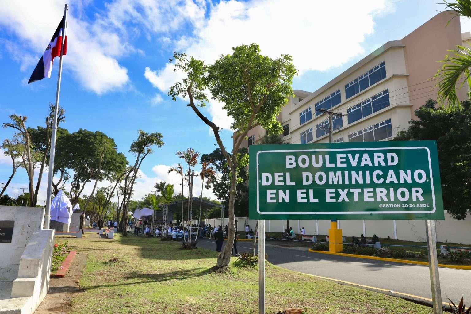 PRESIDENTE ABINADER INAUGURA BOULEVARD EN SANTO DOMINGO ESTE