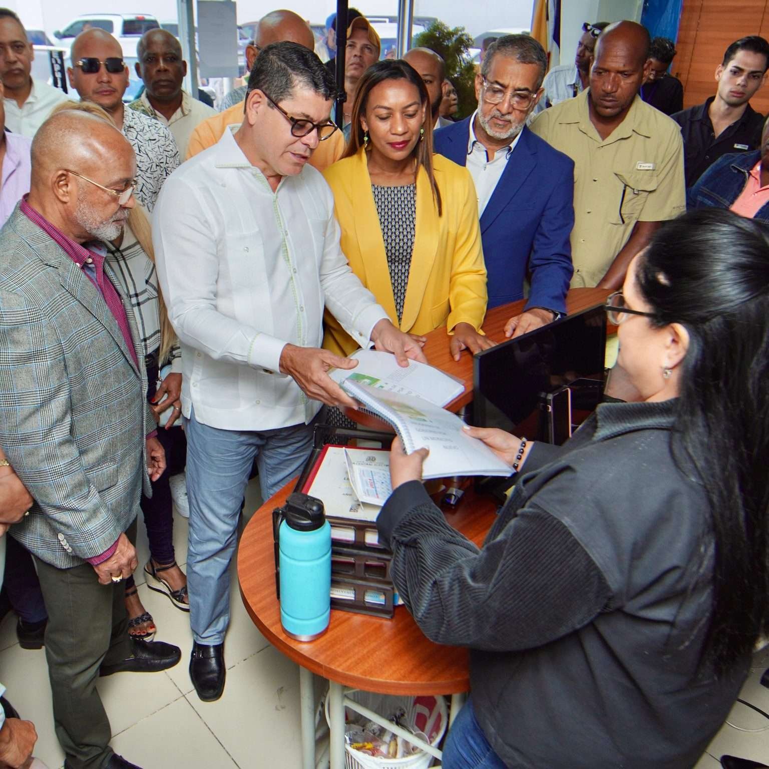 Aquilino Serrata (Son) deposita programa de gobierno municipal de SDO en JCE
