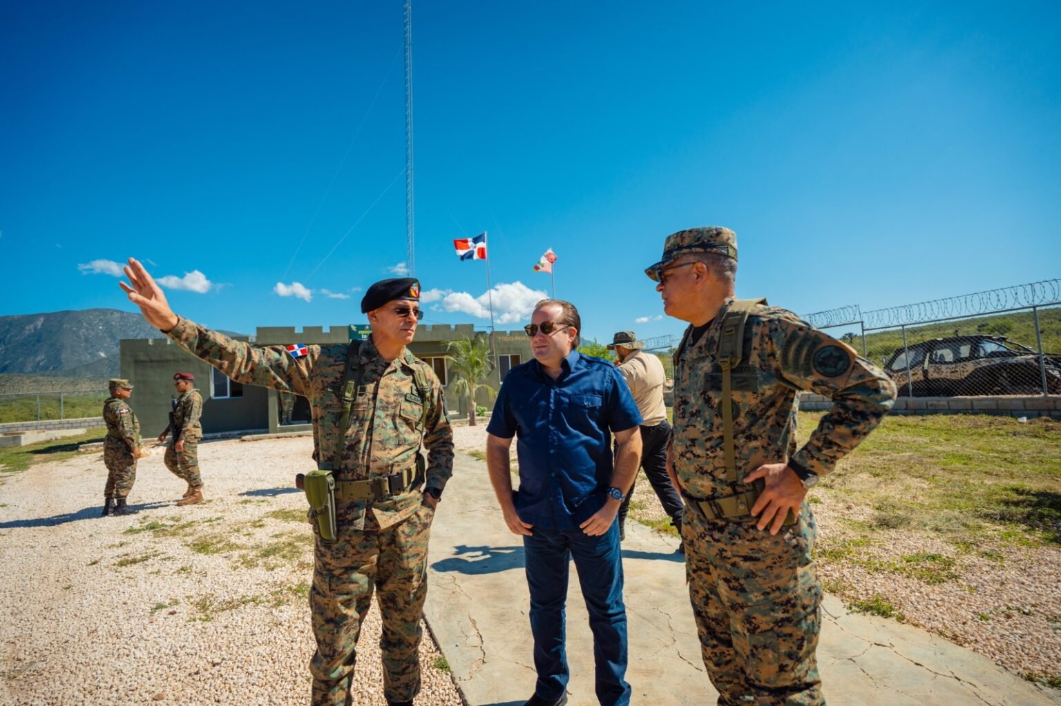 Ministro Paliza supervisa construcción de verja perimetral entre RD y Haití; obra está avanzada en un 84% en su primera etapa