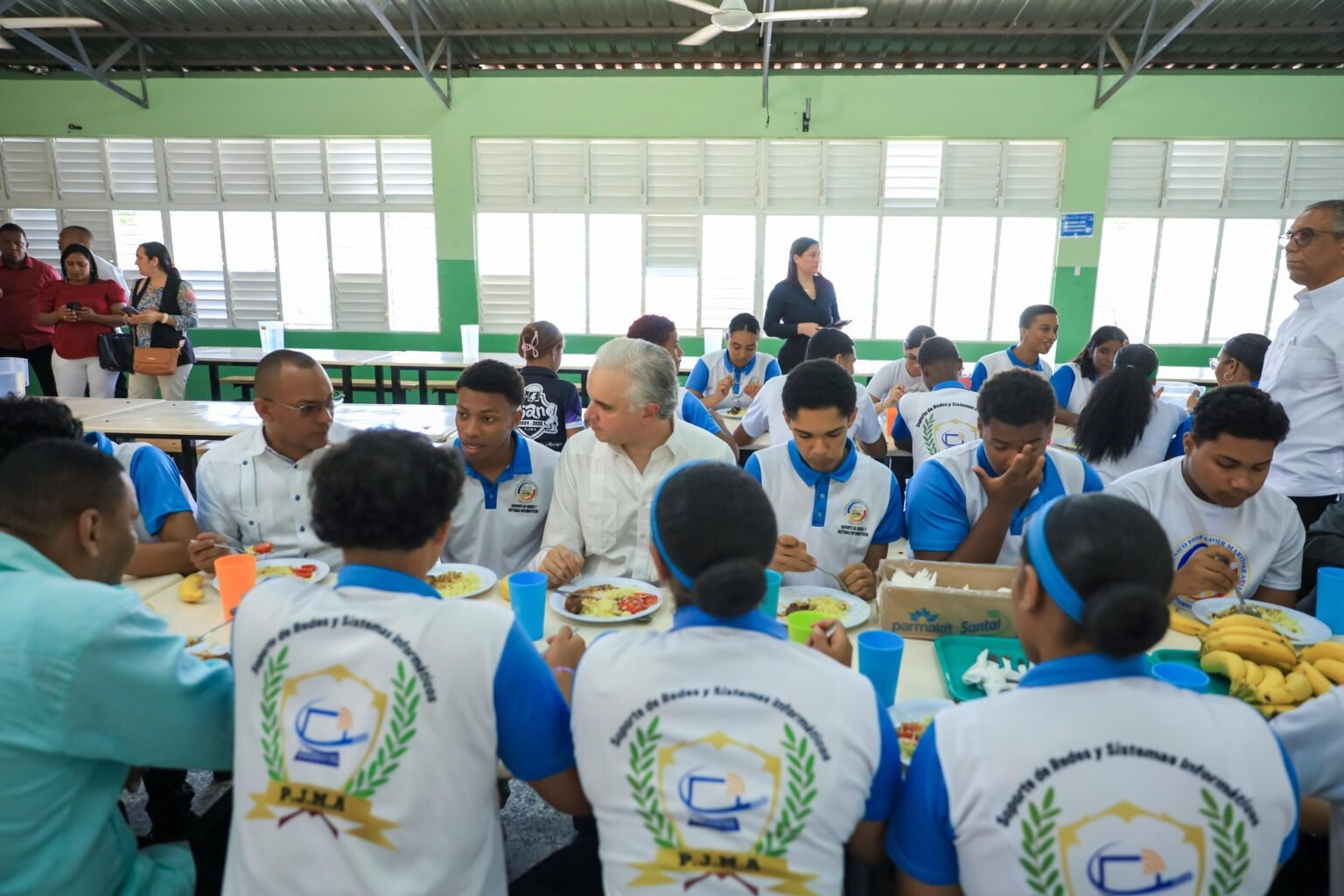 Ministro de Educación comparte almuerzo escolar con estudiantes y destaca compromiso con la calidad