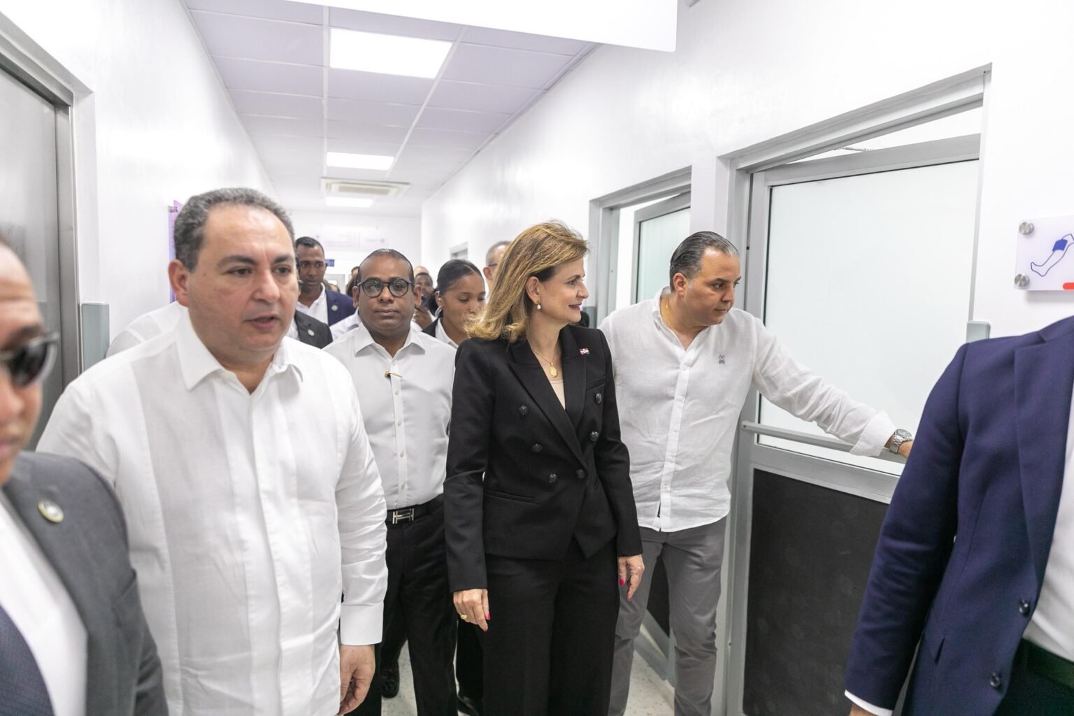 Raquel Peña entrega renovada Emergencia del Jacinto Mañón