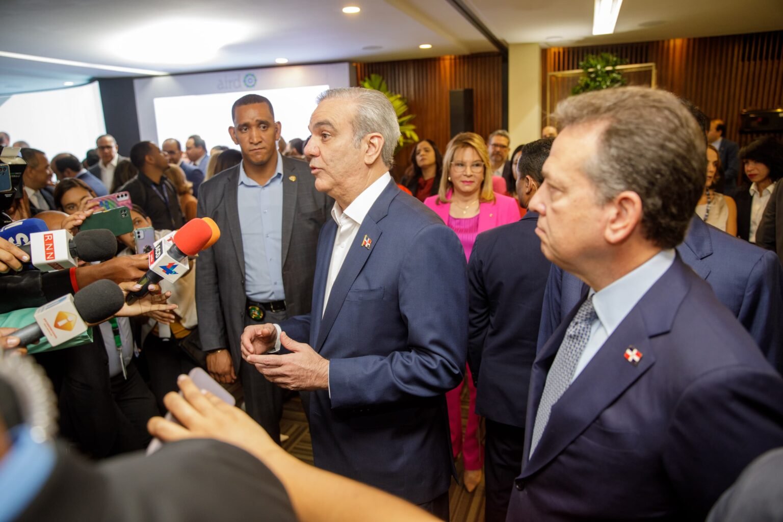 Abinader cree que se debe revisar el 10%de arancel que Trump impuso a RD