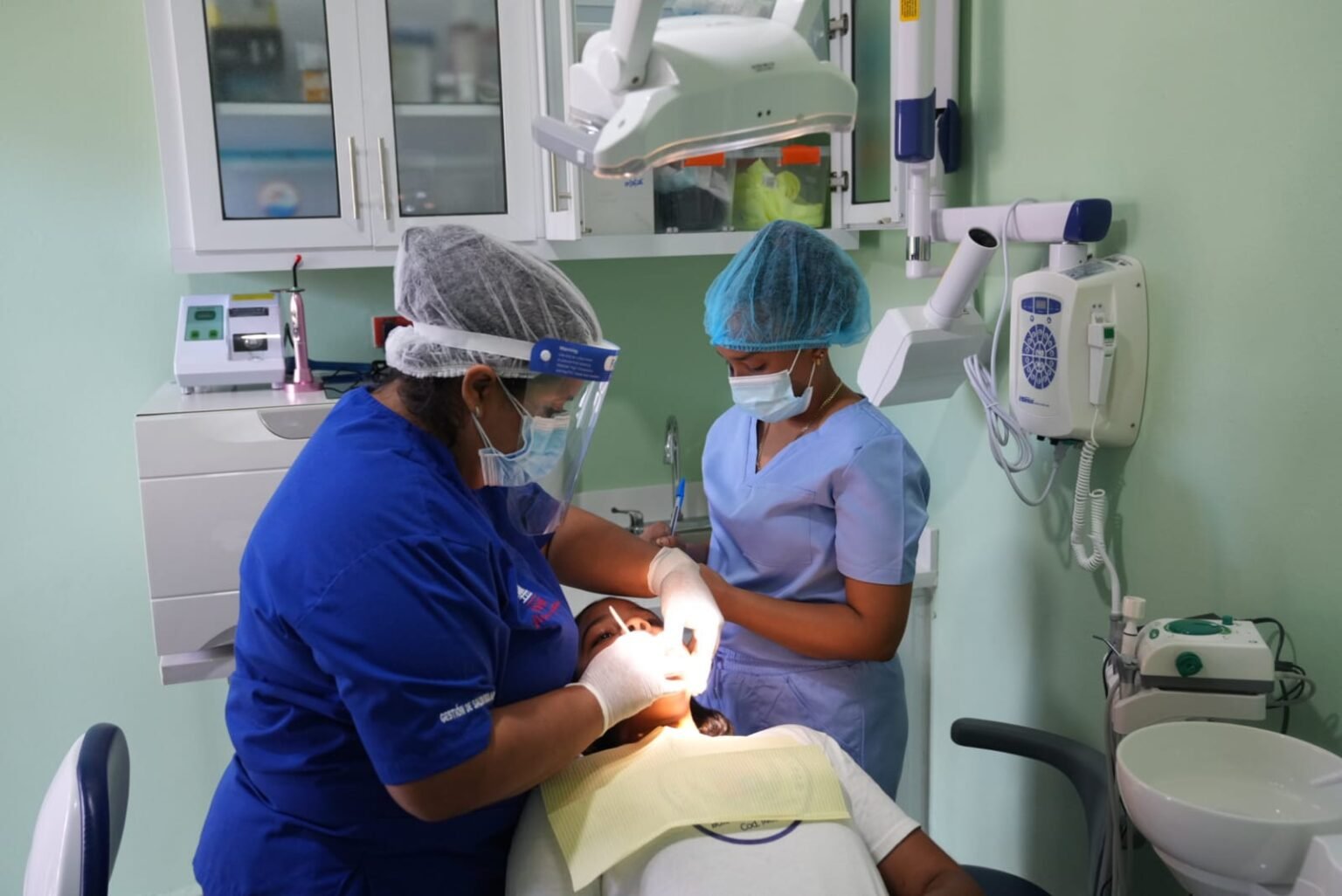 Inabie amplia servicios bucales gratuitos con 54 módulos fijos en escuelas