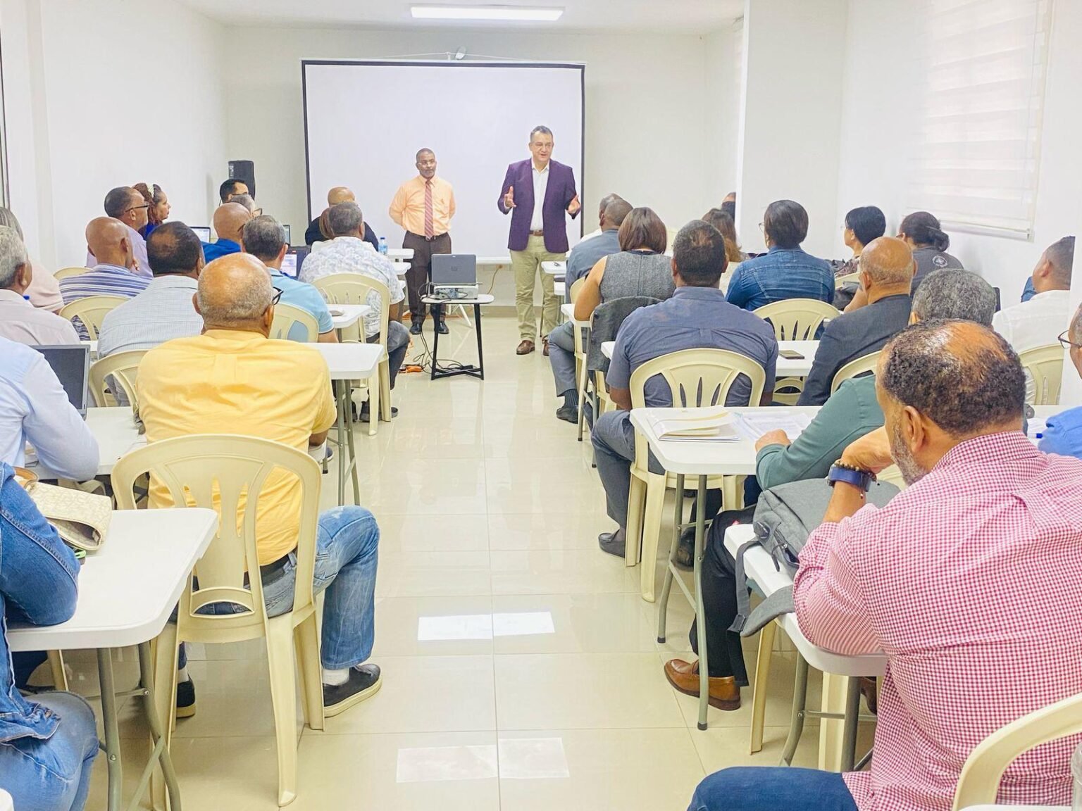 Presidente de la JCE, Román Jáquez, visita escuela de la Fuerza del Pueblo para supervisar diplomado electoral