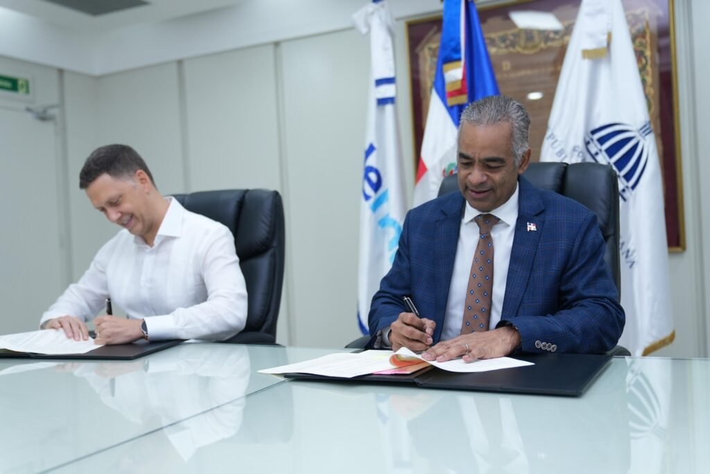 Energía y Minas y Edenorte firman acuerdo para proyecto de electrificación en La Cruz de Cabrera, Dajabón