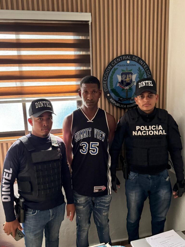 Policía Nacional recibe entrega de “Pinguilo”, hombre acusado de golpear a menor en San Cristóbal