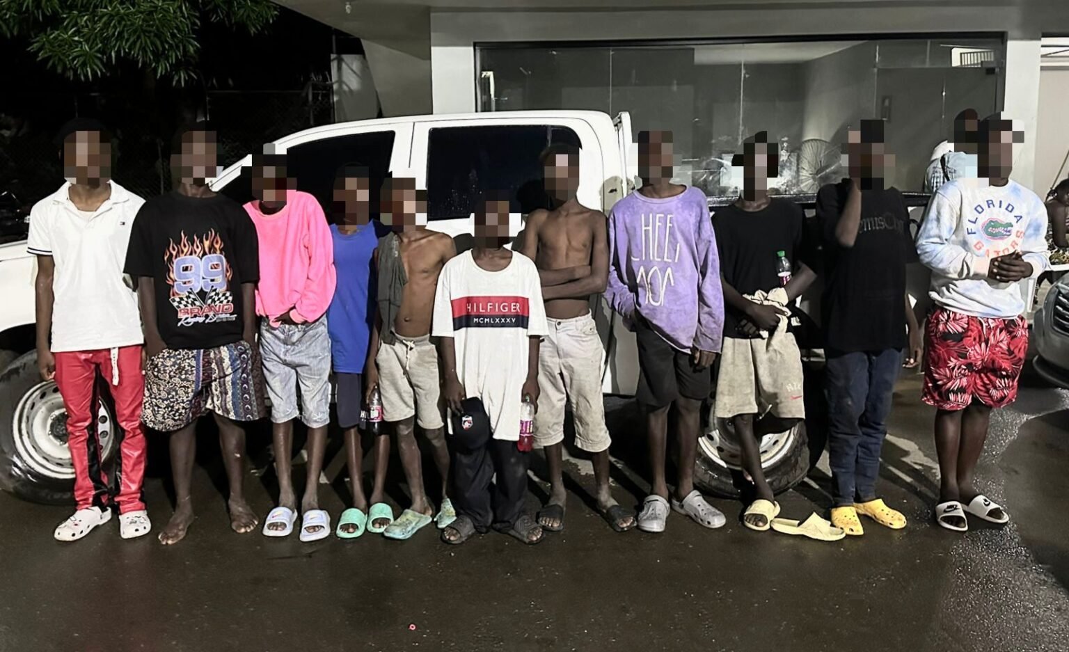 DGM detiene 12 menores haitianos con armas blancas y en alegadas acciones delincuenciales
