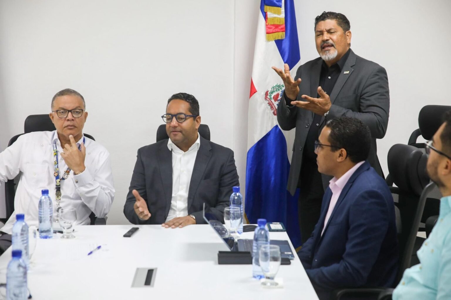 CONADIS se reúne con personas de la comunidad sorda para impulsar el aprendizaje de lengua de señas en el país