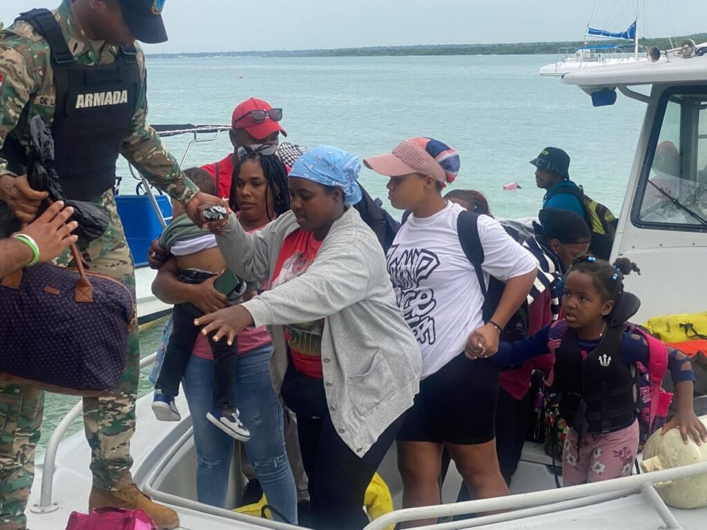Armada evacúa a 98 personas de Isla Saona, por paso de la tormenta tropical Melissa