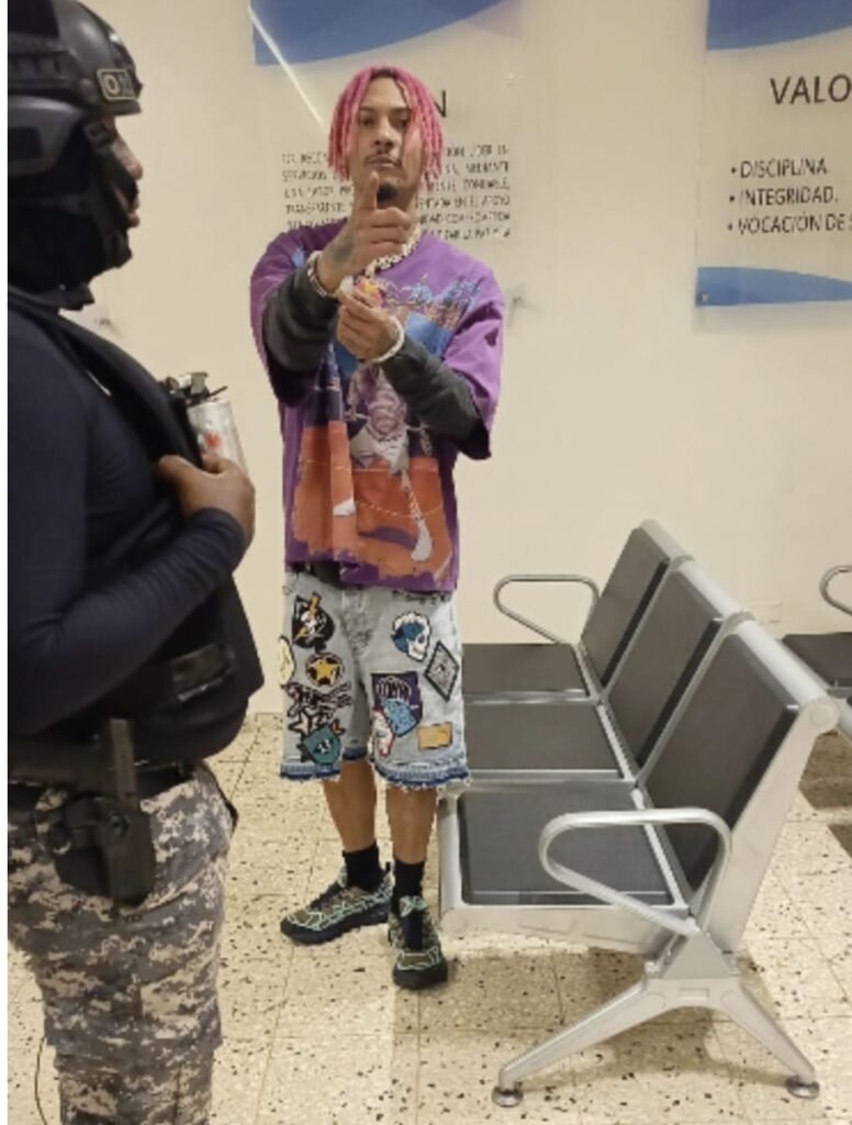 Policía detiene al urbano “Kiko El Crazy” por teteo en Los Mina,durante aguaceros