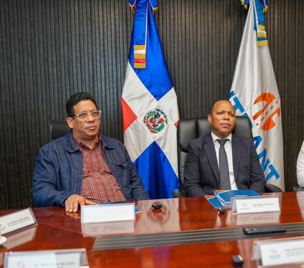 Carlos Pimentel y Veedores validan transparencia en licitación de licencias de conducir del INTRANT