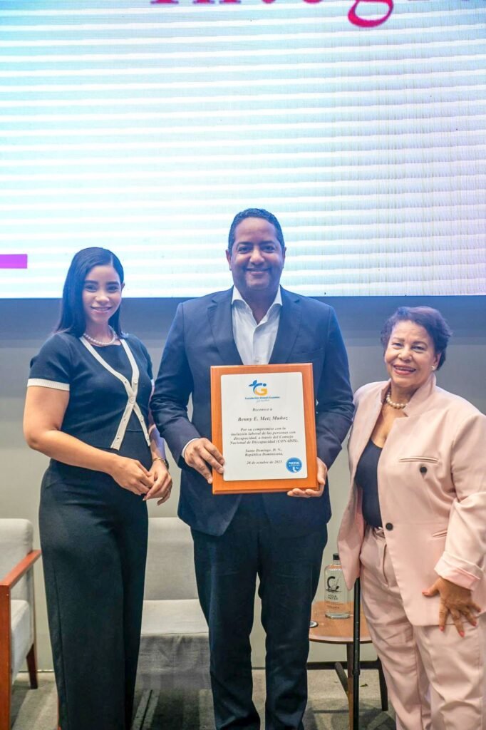 Presidente del CONADIS, Benny Metz, recibe reconocimiento de la Fundación Gissell Eusebio