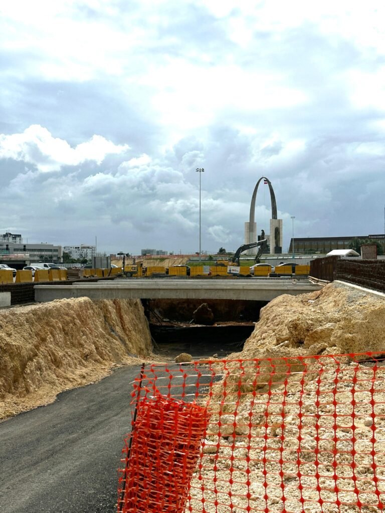 Cierre temporal en la Luperón por trabajos del nuevo paso a desnivel en la Plaza de la Bandera