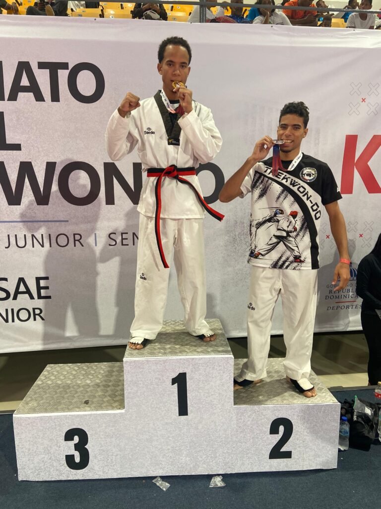 Atleta Yosnelvin Miguel Escorbort Inoa conquista el oro para la UASD en el Campeonato Nacional de Taekwondo 2025