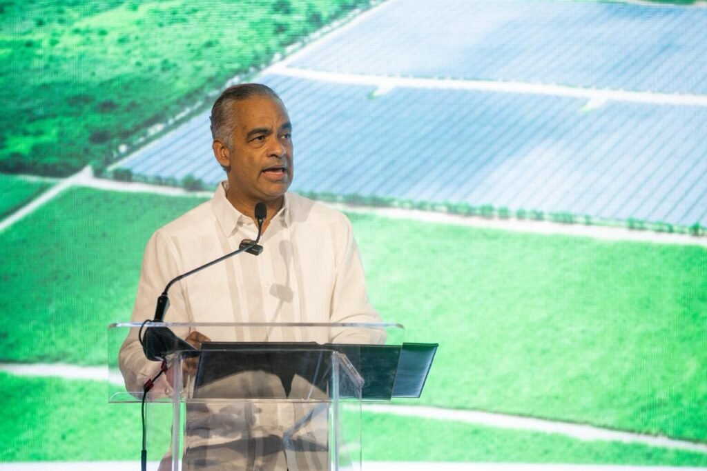 Ministro Santos: “Fondos de pensiones aportan más de US$1,097 millones en proyectos eléctricos”