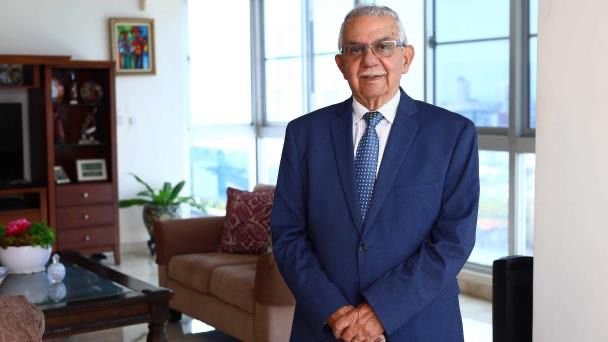 Presidente Luis Abinader instruye crear comisión para mayores controles en SeNaSa y adelanta que designará a Arismendi Díaz Santana para coordinarla