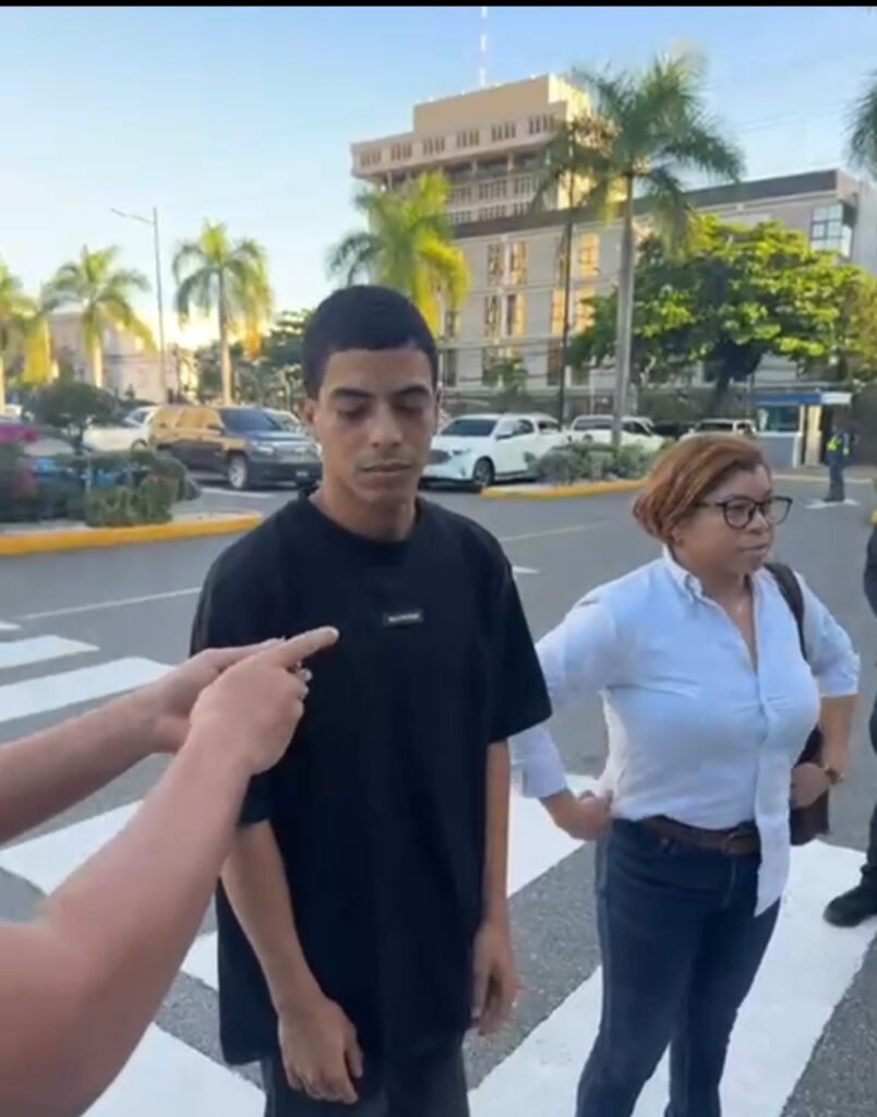 Se entrega presunto delincuente buscado con relación a balacera en que un niño de 10 años y una mujer resultaron fallecidos