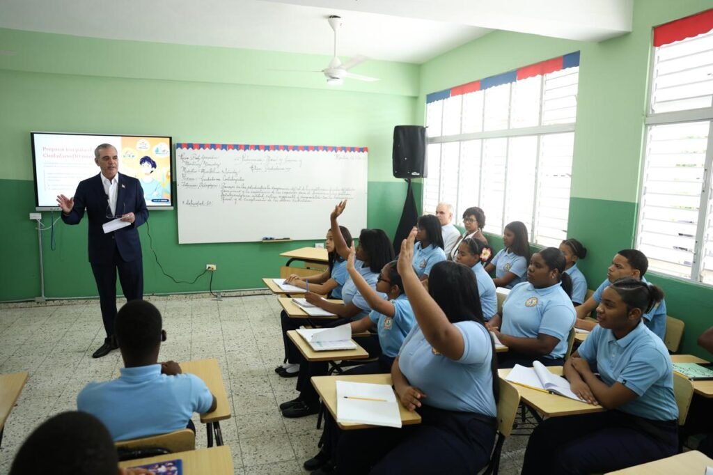Estudiantes resaltan impacto de la enseñanza de Moral y Cívica durante visita del presidente Luis Abinader