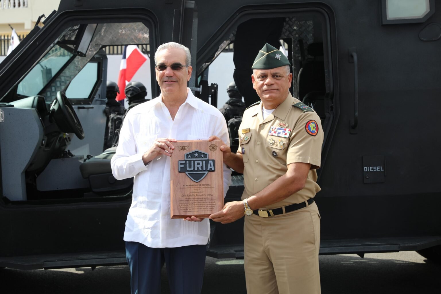 Presidente presenta el primer tanque blindado «FURIA» ensamblado en la República Dominicana