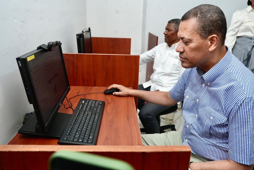 Indotel lleva fibra óptica y formación digital a Hondo Valle con nueva Sala Digital