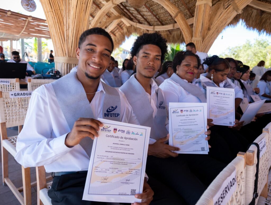 Infotep gradúa a 63 participantes del primer Diplomado Distintivo del Puerto de Cruceros de Cabo Rojo
