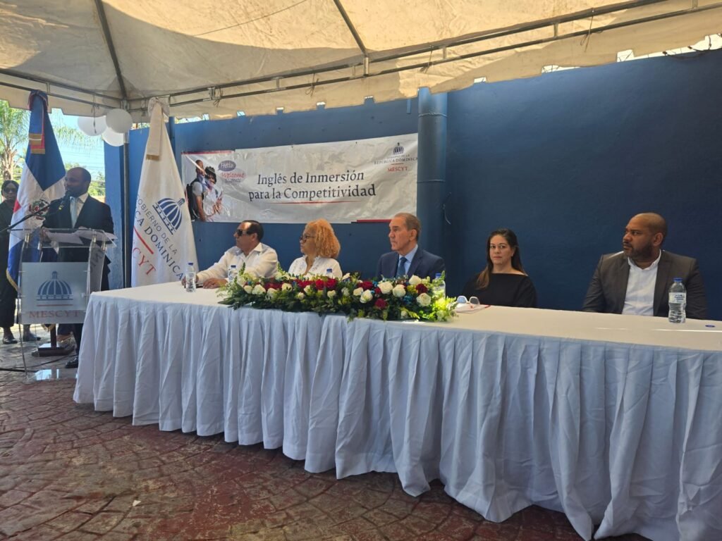 MESCyT promueve el inglés como pilar de la competitividad juvenil en Santo Domingo Este