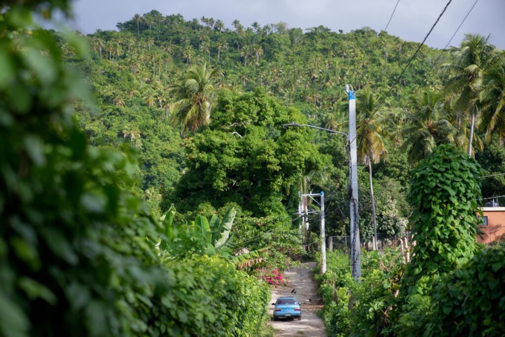 Energía y Minas entrega cuatro proyectos de electrificación rural en Samaná