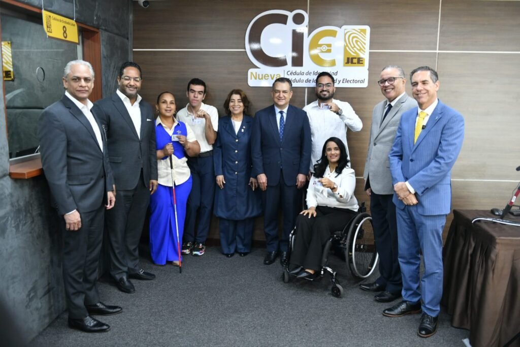 JCE entrega nueva cédula a personas con discapacidad y a miembros del Salón de la Fama de Cooperstown