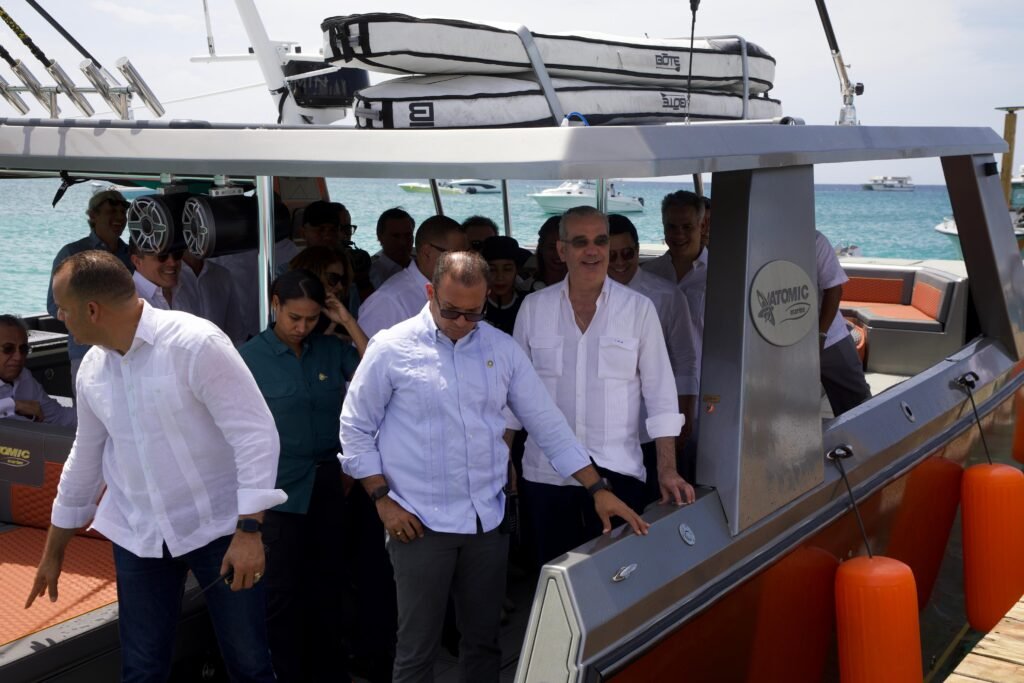Abinader deja iniciados los trabajos del Club de Playa e inaugura Muelle Turístico del Atelón en Isla Catalina