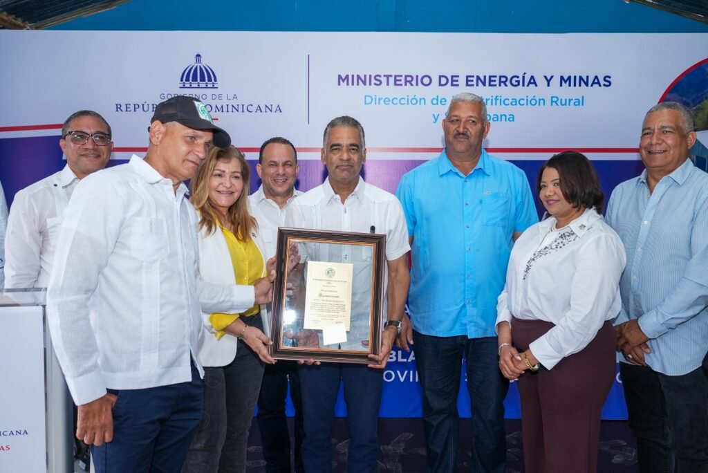 Ministro Joel Santos entrega proyecto de electrificación y anuncia más de 30 obras en San José de Ocoa
