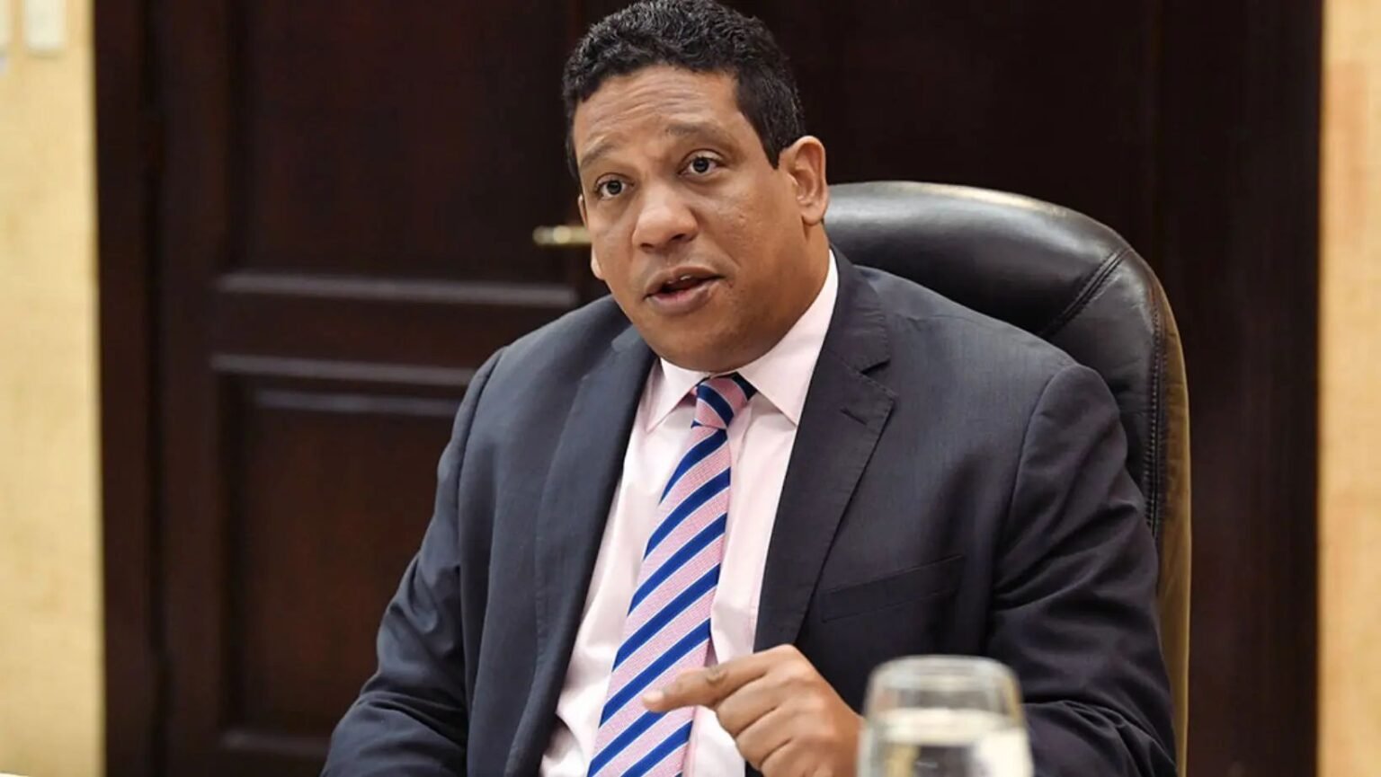 Carlos Pimentel defiende legalidad de licitación del INABIE para gomitas multivitamínicas pese a suspensión