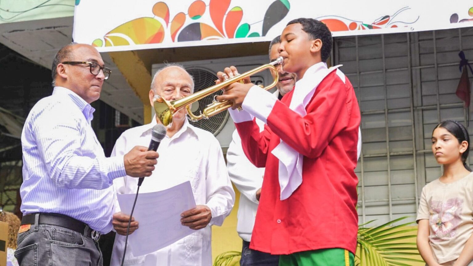 Rolfi Rojas impulsa el talento juvenil en Cristo Rey con graduación de músicos y entrega de instrumentos