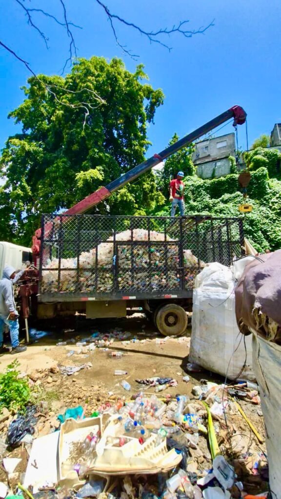 Alcaldía de Santo Domingo Este y Eco5 RD intervienen Parque La Barquita