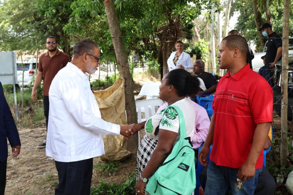 DGDC lleva “La Ruta Comunitaria” a El Carril de Haina con jornada médica, entrega de medicamentos y acondicionamiento de viviendas