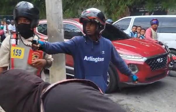 Conductor de transporte escolar es agredido por motoconchistas frente a estudiantes, en Café de Herrera