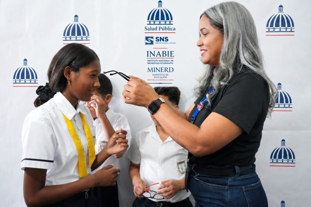 Programa Salud Escolar ampliará servicios y entrega de dispositivos médicos en centros educativos