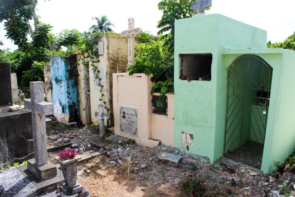 Regidor Caonabo Hubieres denuncia exhumaciones de cadáveres ilegales en cementerios de Bayaguana