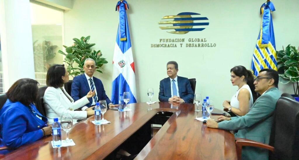 Leonel Fernández recibió a presidenta del Parlamento Centroamericano, Carla Gutiérrez