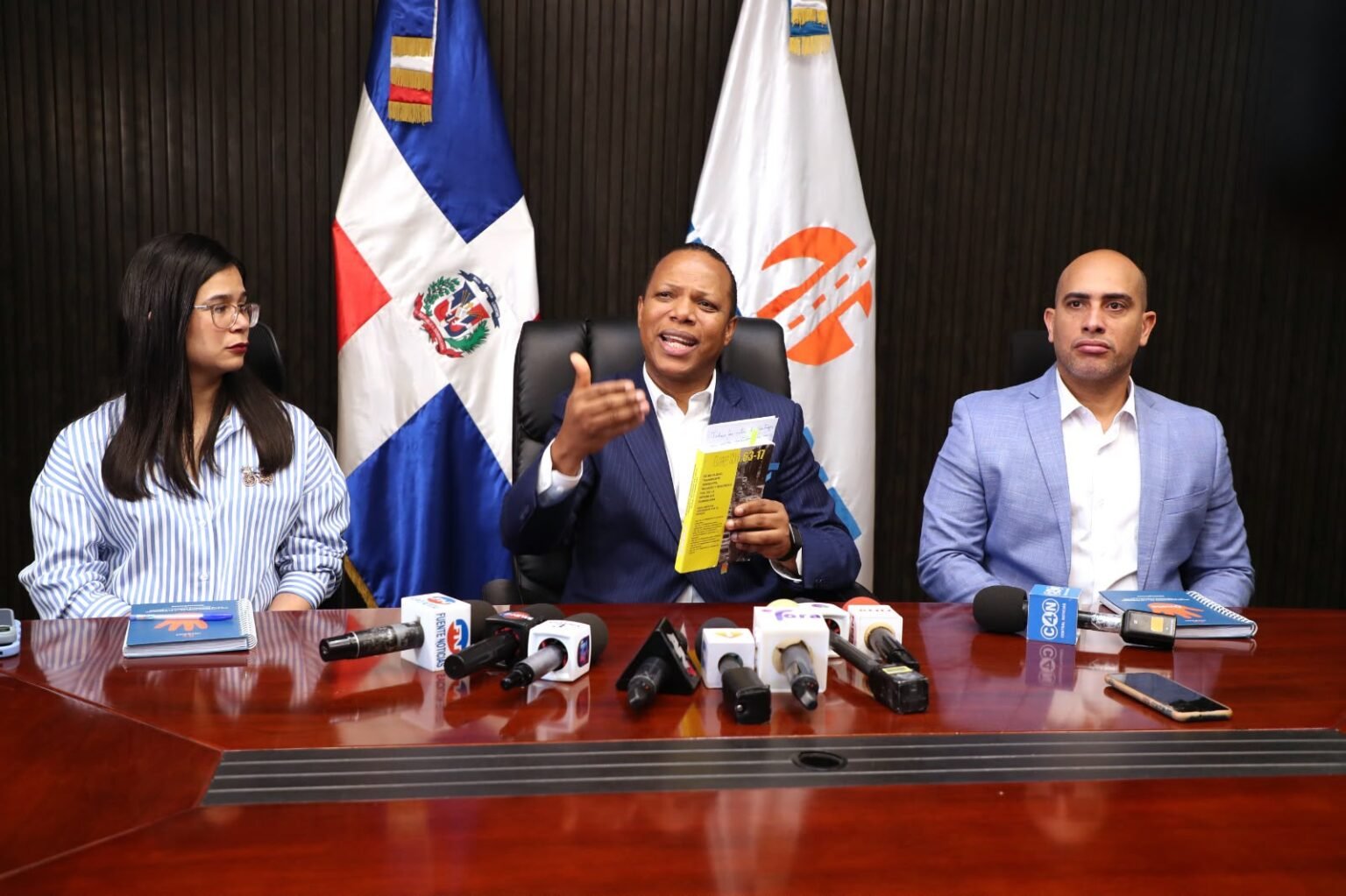 Queda sin efecto aumento del pasaje en Santiago; INTRANT y CNTT acuerdan mesa de diálogo