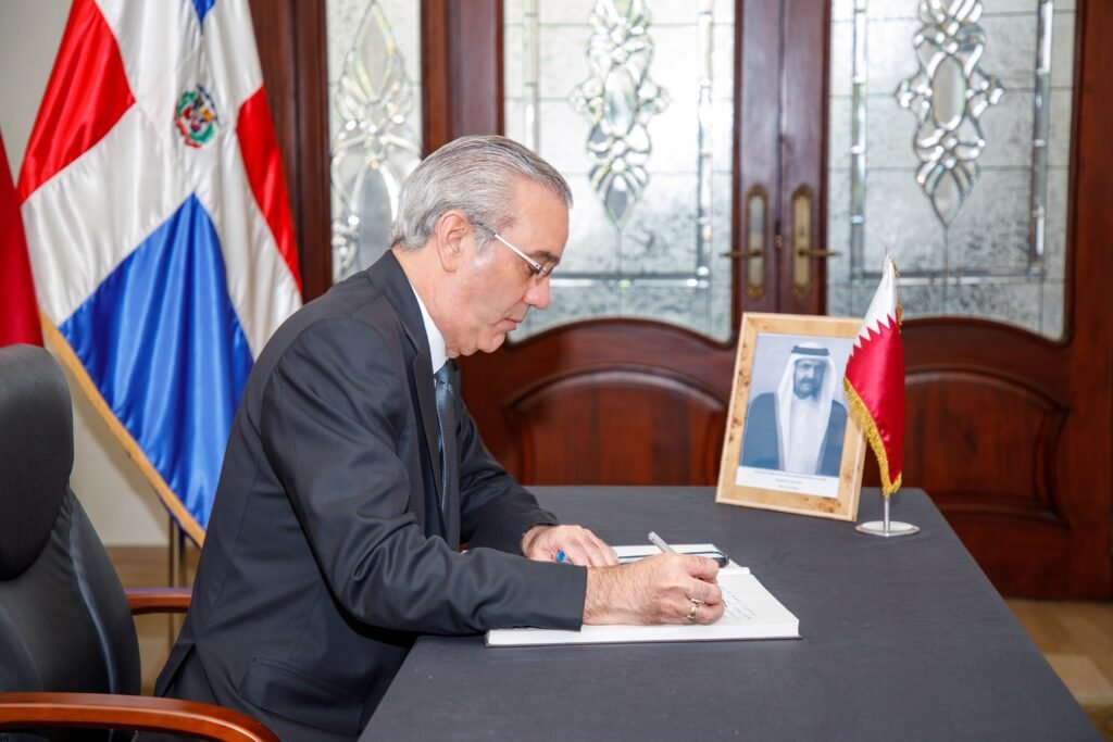 Presidente Abinader firma libro de condolencias por el fallecimiento de Su Alteza el Emir Padre, Sheikh Hamad Bin Khalifa Al Thani