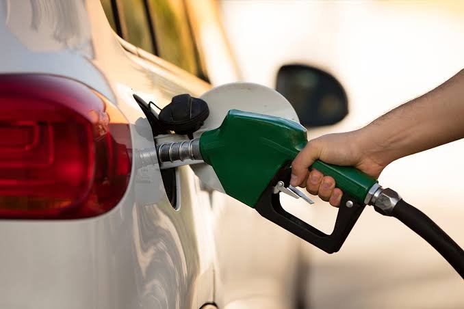 Pese a alzas del petróleo, Gobierno baja el GLP y los combustibles regulares