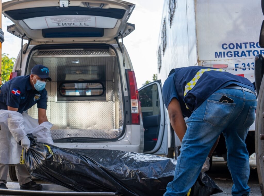 DGM reporta hallazgo de cuerpo de dominicano en estado de descomposición en camión averiado en parqueo trasero de su sede principal