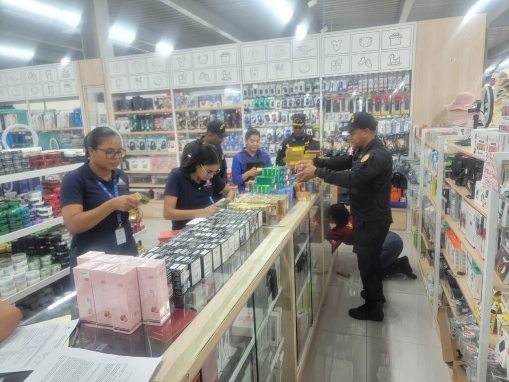 Autoridades incautan más de 30 mil mercancías ilícitas en comercios de chinos