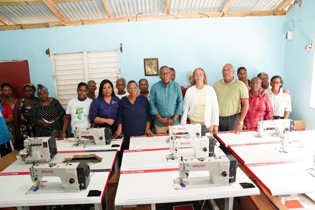 DASAC entrega modernas máquinas de coser a congregación religiosa