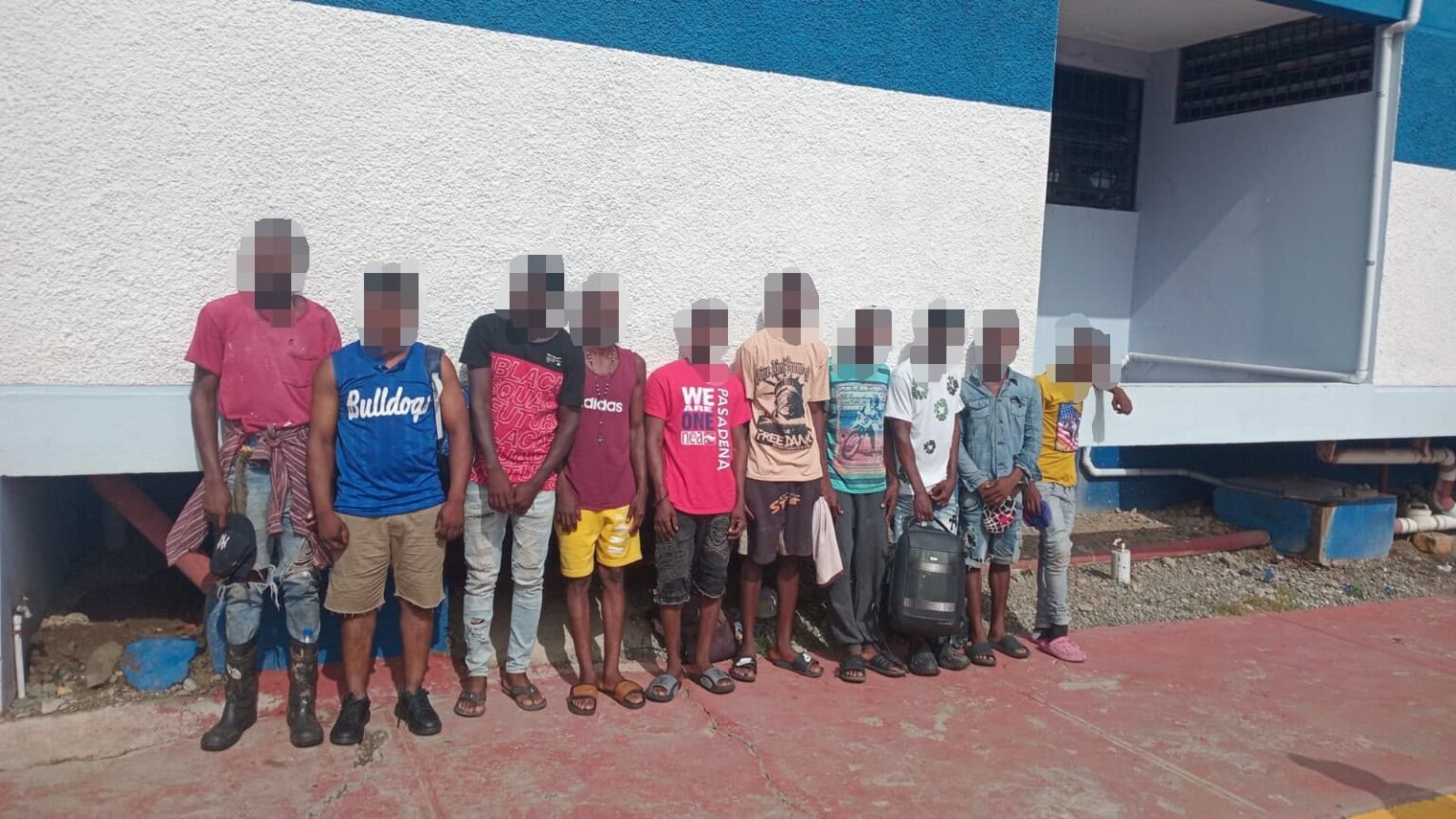 Amplio despliegue de Migración en Tenares culmina con 57 extranjeros detenidos