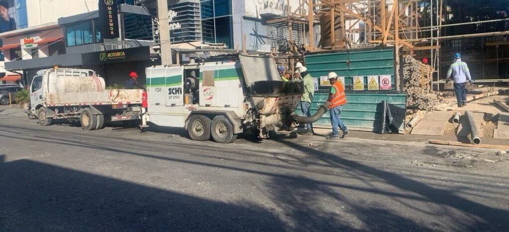 INTRANT multa a 15 empresas constructoras por obstrucción de la vía pública