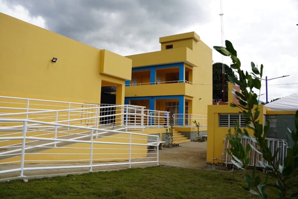 Estudiante destaca nuevas oportunidades que abre escuela entregada por el Gobierno en El Naranjal