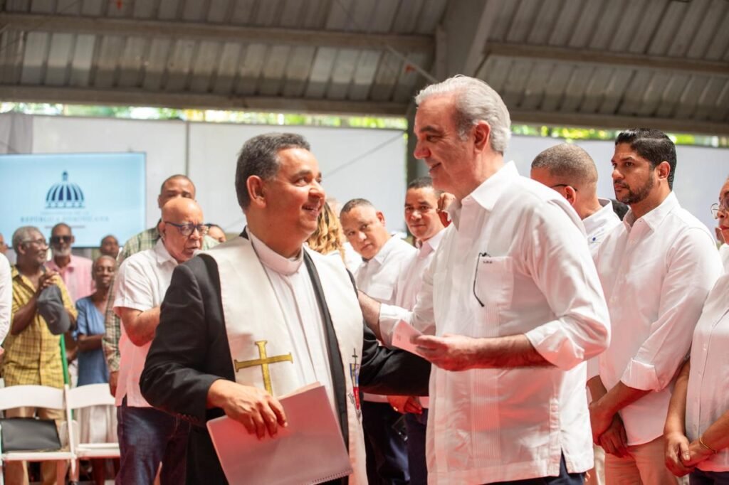 Abinader entrega 2,200 títulos en Villa Altagracia, en beneficio de 10,000 personas