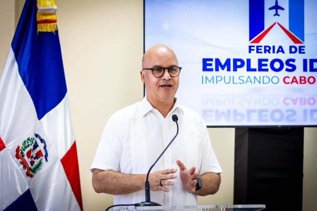 Cientos de jóvenes de la región Enriquillo acuden a la Feria de Empleos del IDAC en Pedernales